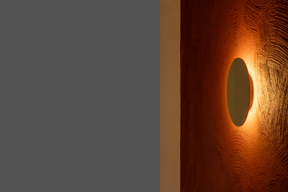 Wandleuchte im Neubau auf strukturierter Wandoberfläche mit kt.color gestrichene Wand