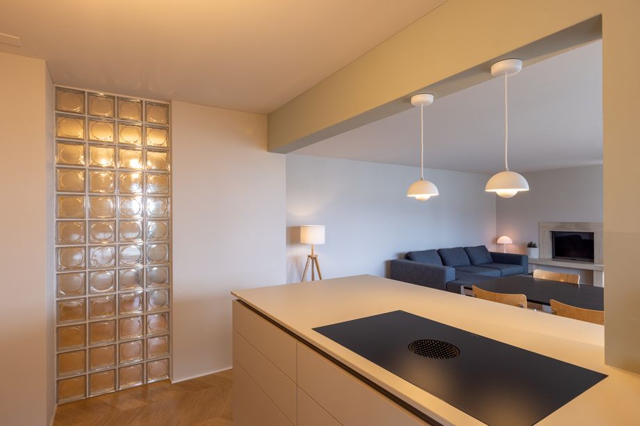 Offene Küche mit Kücheninsel in Bestand