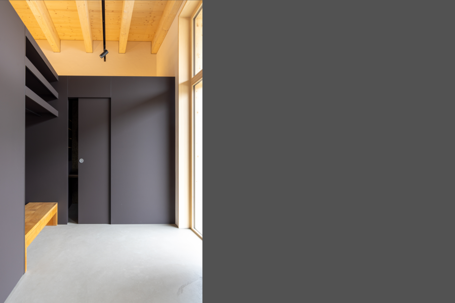 Innenraumdetail im Neubau einer Wohnscheune mit Einbauten aus FENIX Kunstharzplatten und sichtbarer Holzkonstruktion.