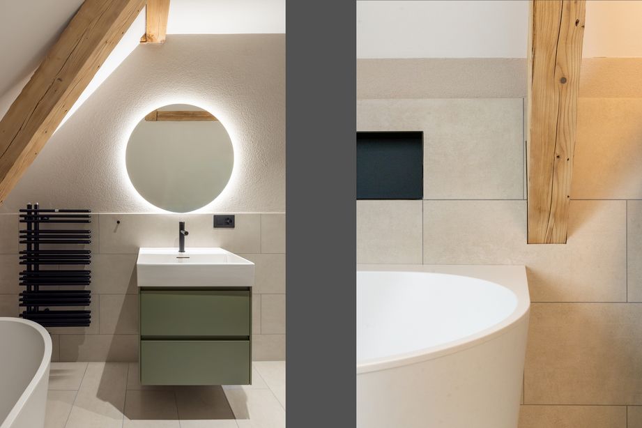 Nasszelle mit freistehender Badewanne und einem Waschtisch