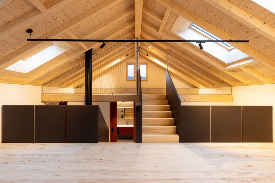 Treppenansicht mit Licht Treppenansicht der Galerie mit Absturzsicherung