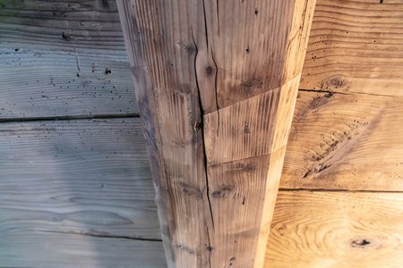 Holzflick in Holzbalkendecke