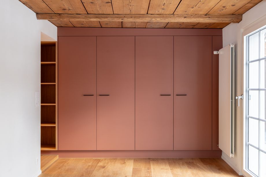 Hochschrank und alte Holzbalkenlage mit Schiebeboden