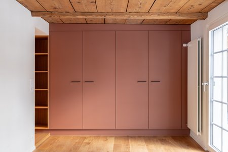 Hochschrank und alte Holzbalkenlage mit Schiebeboden